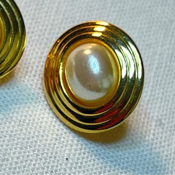 JUDY LEE VINTAGE 1950s Faux Gold and Pearl Oval Clip Earrings - Picture 4 of 7